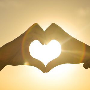 家庭摄像头夫妻当着孩子
